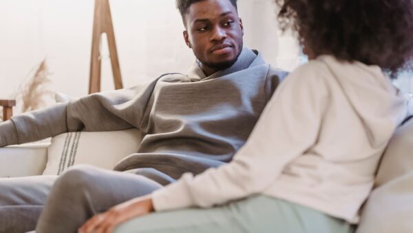 Come Parlare di BDSM al Partner: Guida Pratica