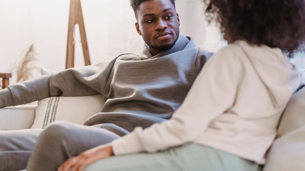 Come Parlare di BDSM al Partner: Guida Pratica